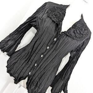 NWOT! AGORA! BLACK CRINKLE CRIMPED, ROSETTE, "DIAMOND" BUTTON BLOUSE! SZ S